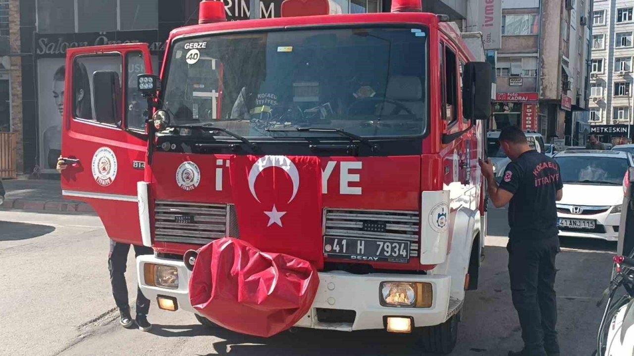 Temizlik yapan 3 genç asansörde mahsur kaldı