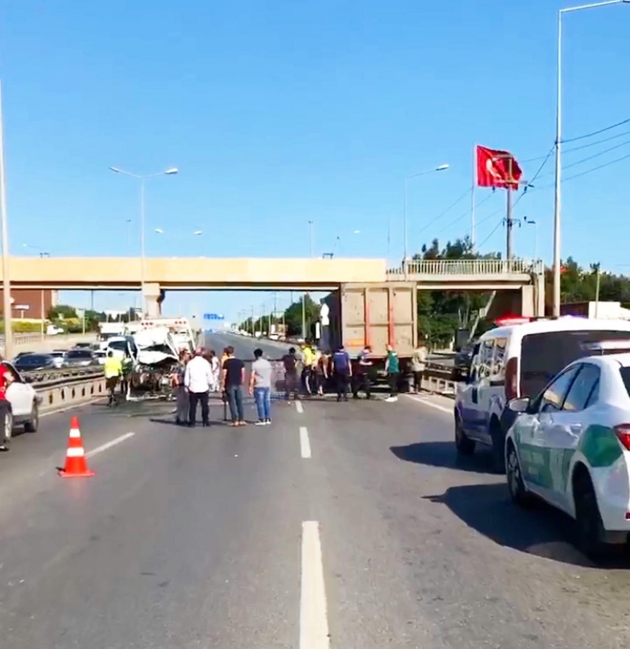 Lastiği patladığı için emniyet şeridine park eden kamyona otomobil çarptı