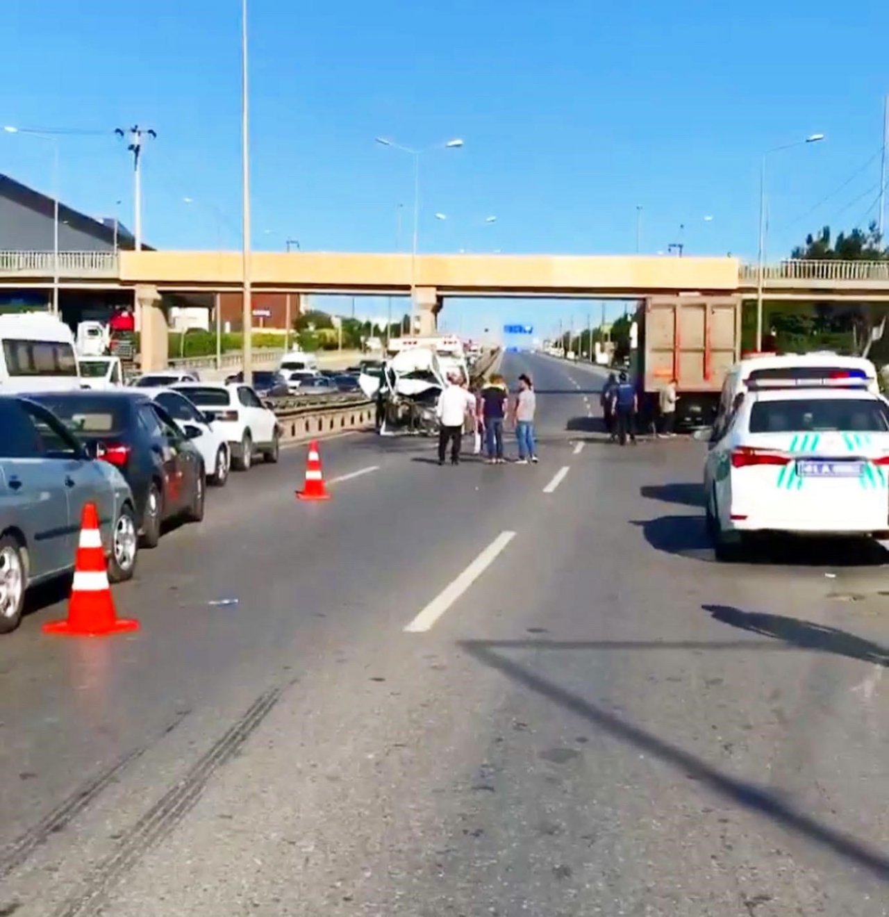 Lastiği patladığı için emniyet şeridine park eden kamyona otomobil çarptı