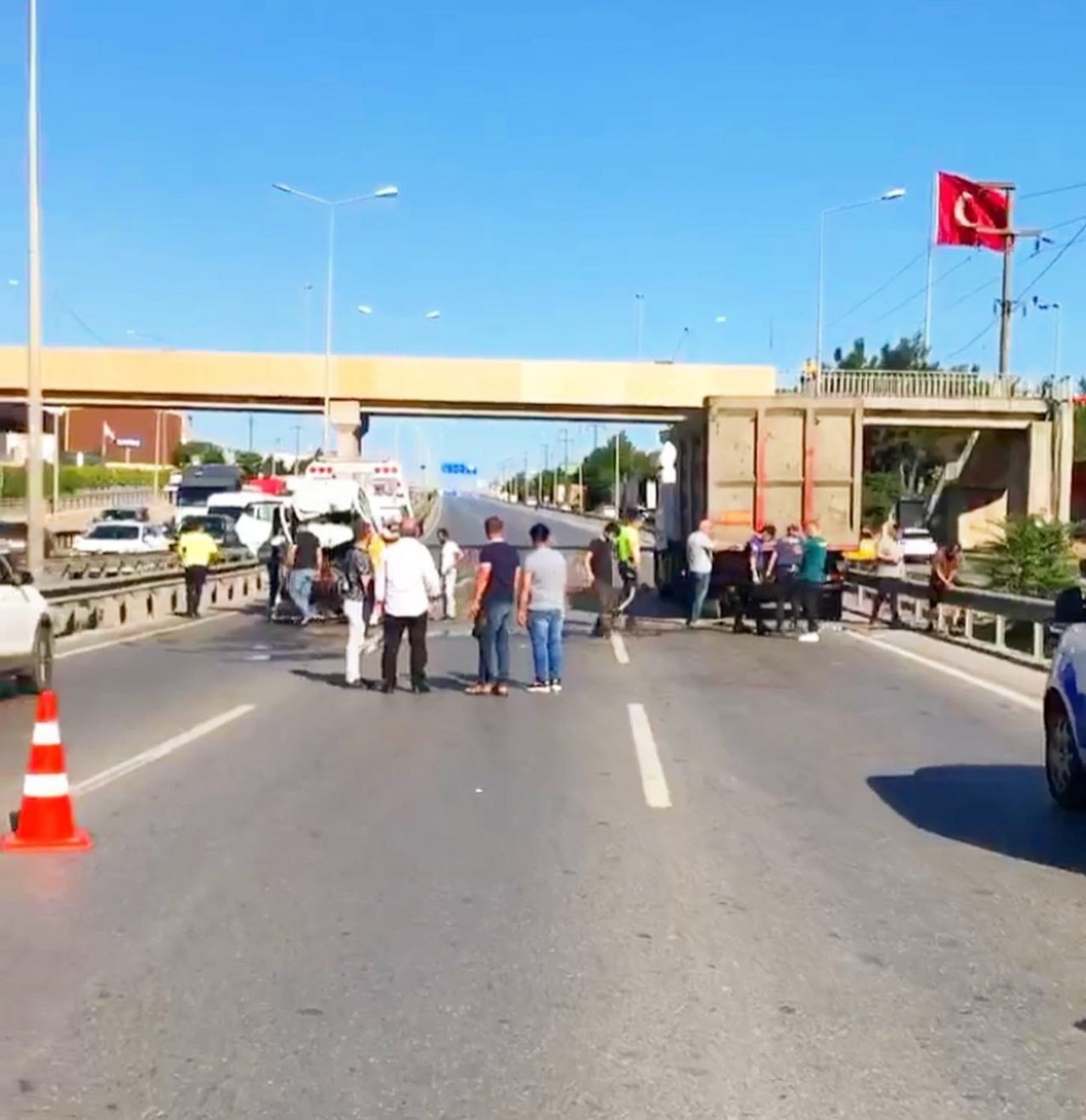 Lastiği patladığı için emniyet şeridine park eden kamyona otomobil çarptı