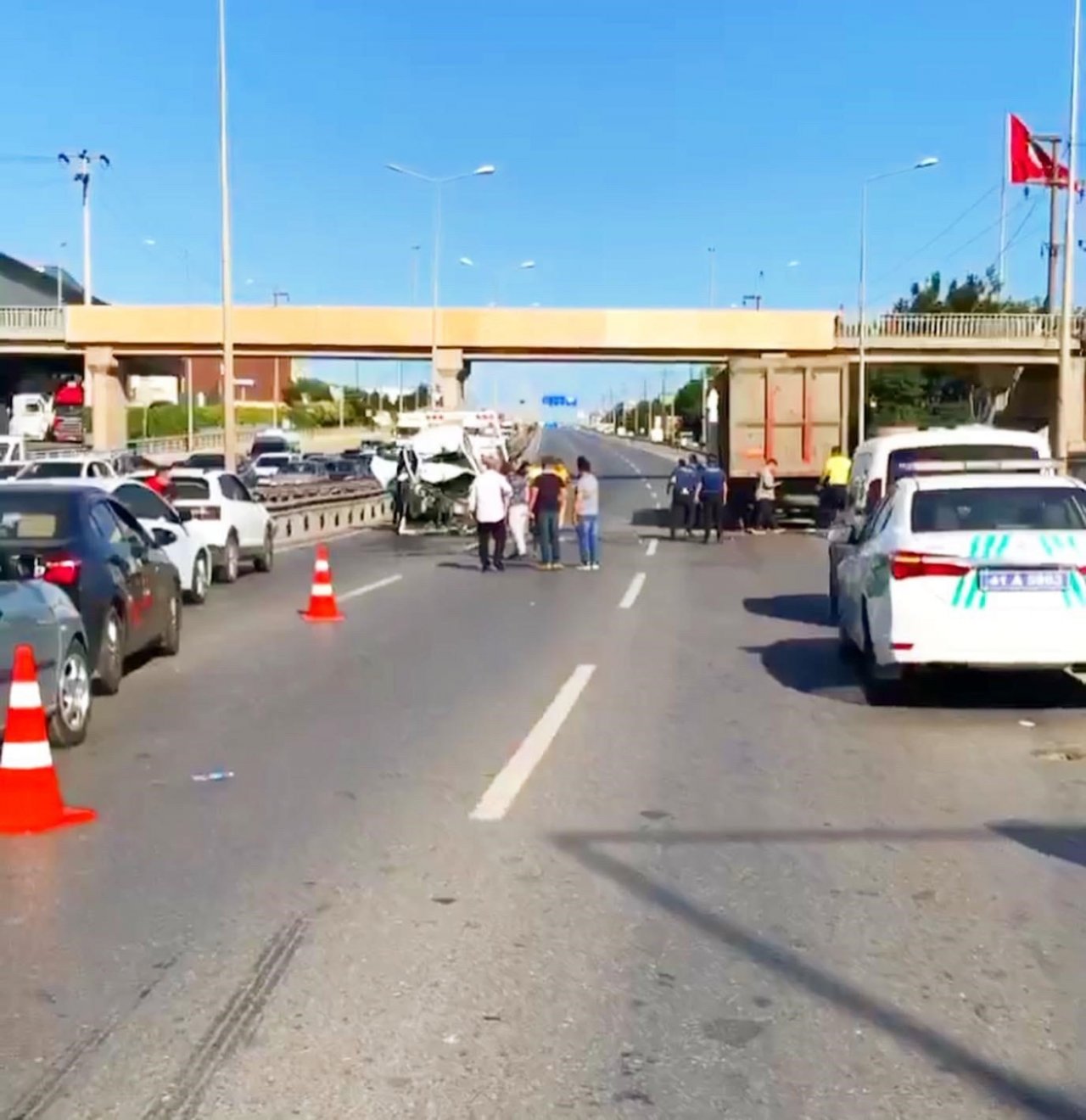 Lastiği patladığı için emniyet şeridine park eden kamyona otomobil çarptı