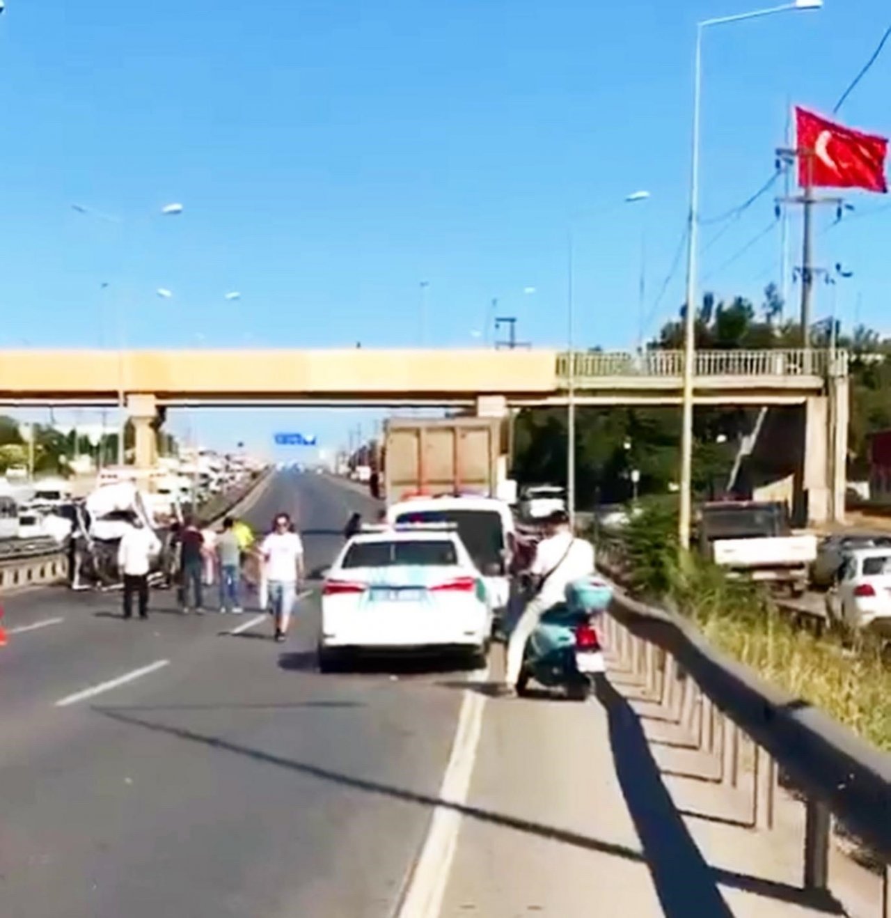 Lastiği patladığı için emniyet şeridine park eden kamyona otomobil çarptı