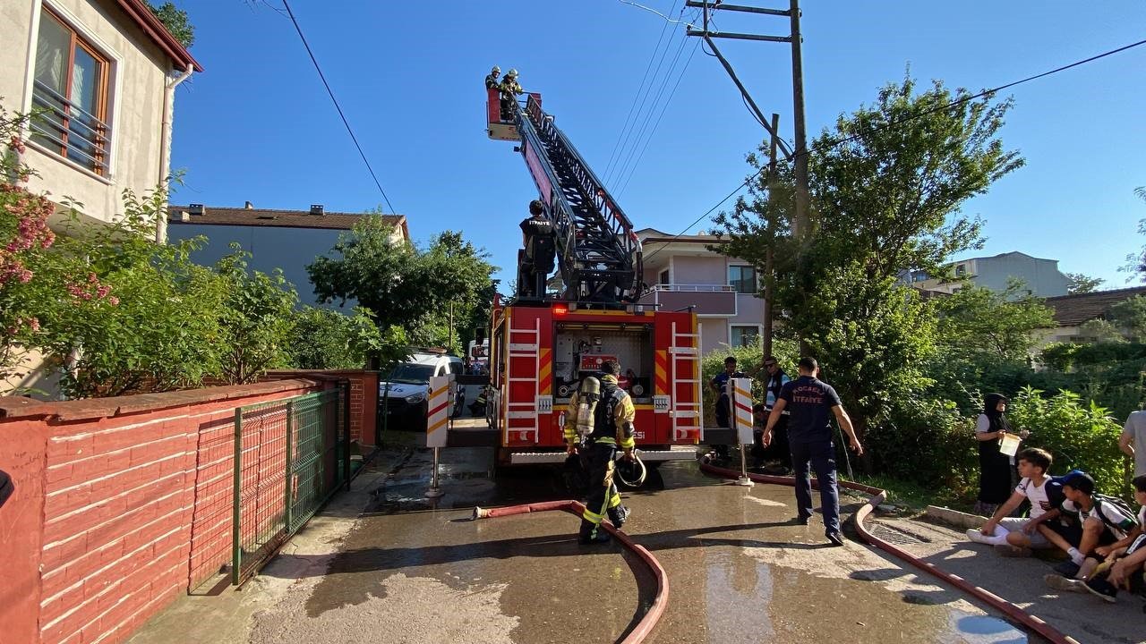 İtfaiye yangına müdahale ederken, mahalleli meraklı gözlerle izledi