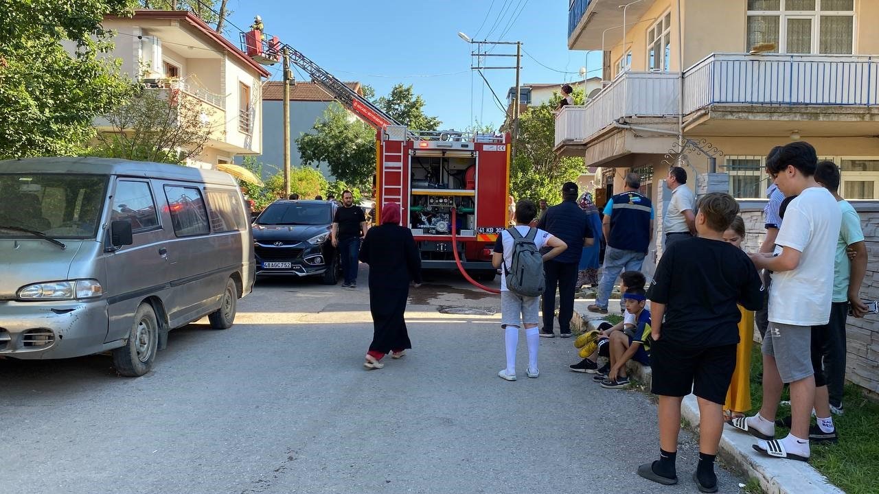 İtfaiye yangına müdahale ederken, mahalleli meraklı gözlerle izledi