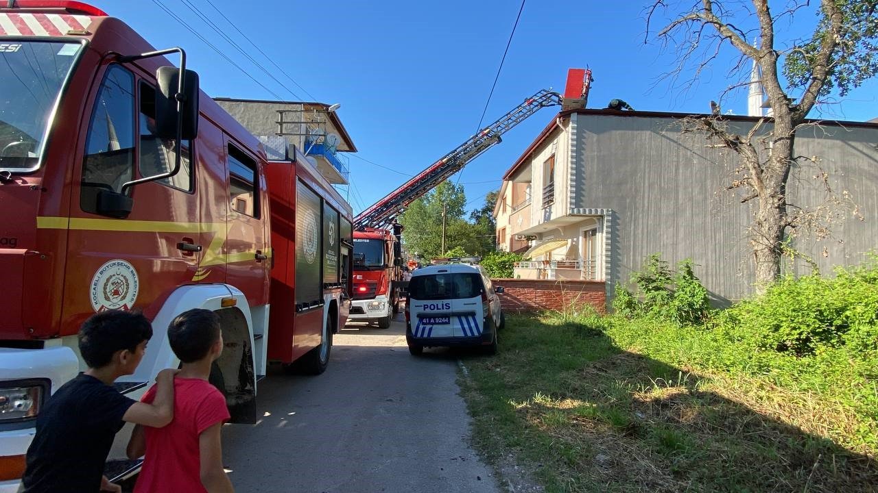 İtfaiye yangına müdahale ederken, mahalleli meraklı gözlerle izledi