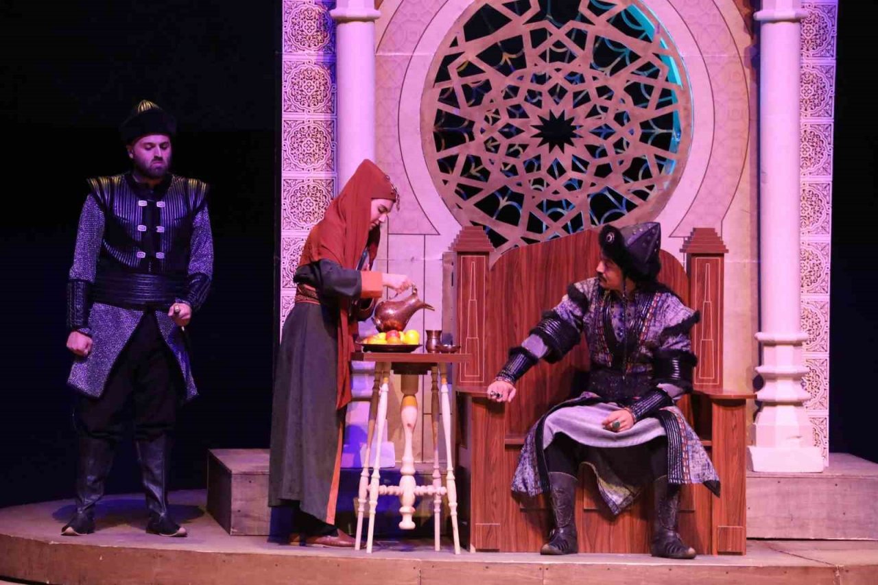 Konya Şehir Tiyatrosu, “Nizamülmülk” oyununu 15 Temmuz’a özel sahneledi
