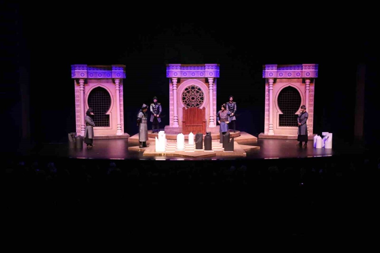 Konya Şehir Tiyatrosu, “Nizamülmülk” oyununu 15 Temmuz’a özel sahneledi