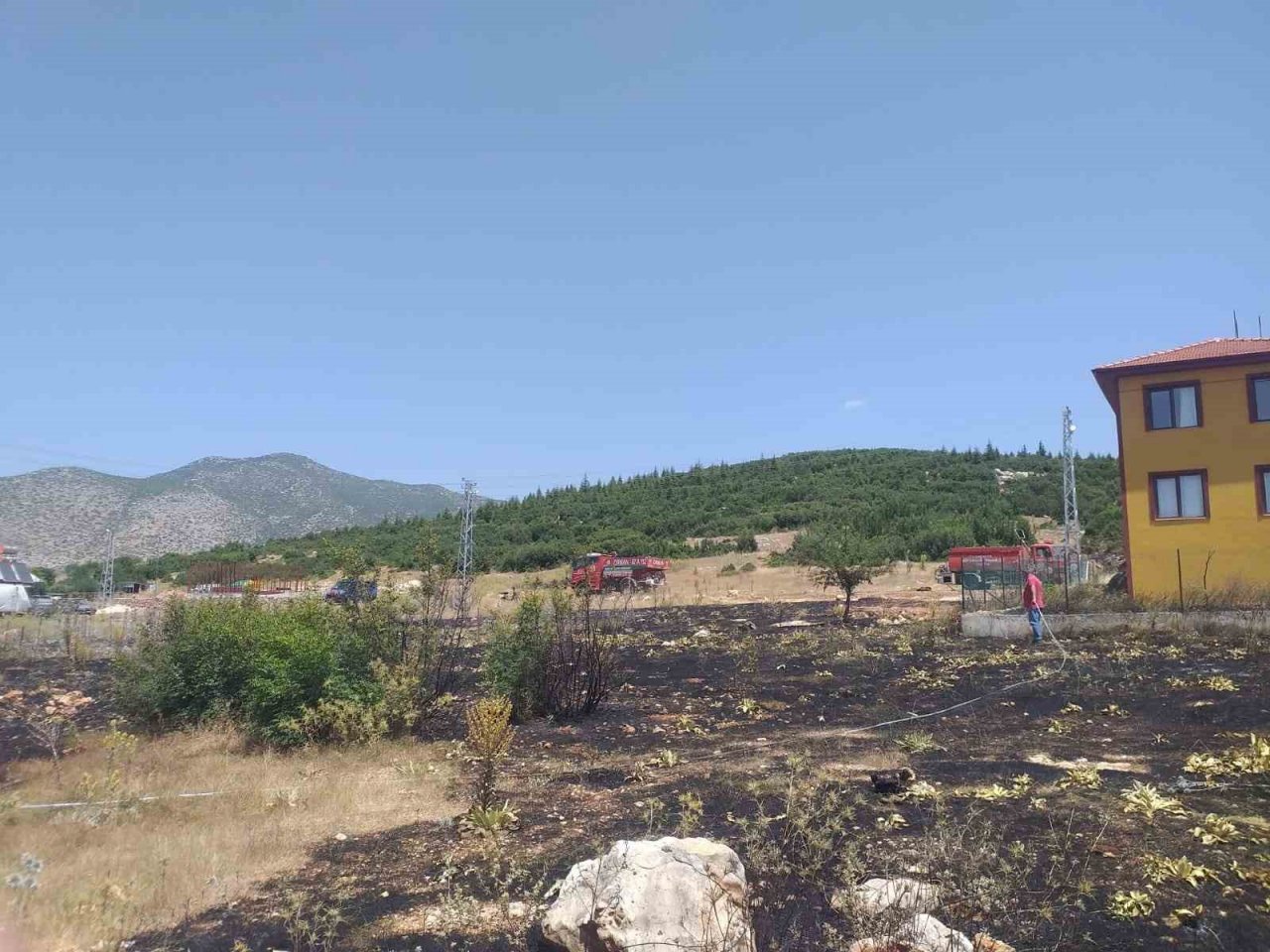 Antalya’da çalılık alanda yangın