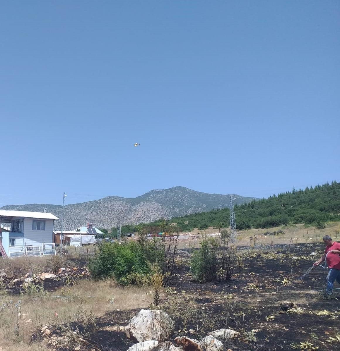 Antalya’da çalılık alanda yangın