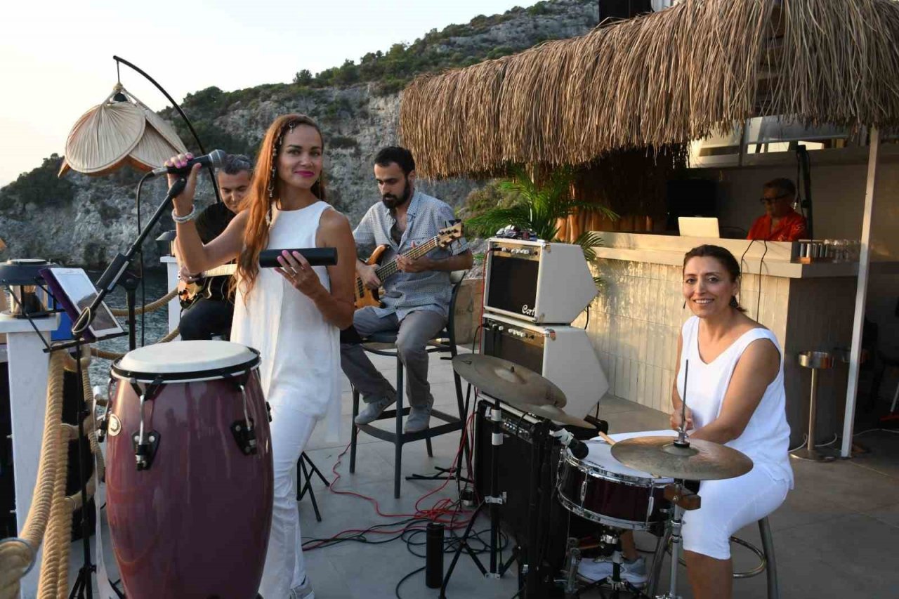 Kuşadası’nda güneşin en güzel battığı yerde caz notaları yükseliyor