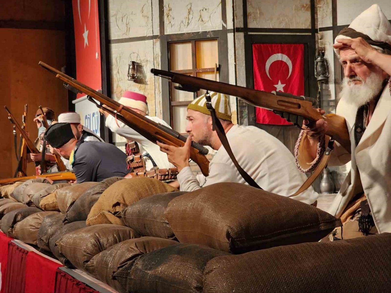 Milli mücadele döneminde 150 gönüllü ile destan yazmışlardı, tiyatro gösterisiyle anıldılar