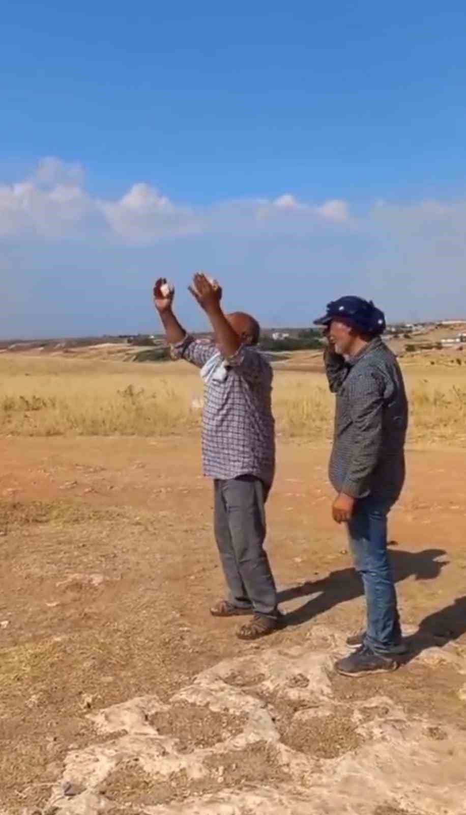 Sıcak havadan bunaldı, güneşe taşla saldırdı