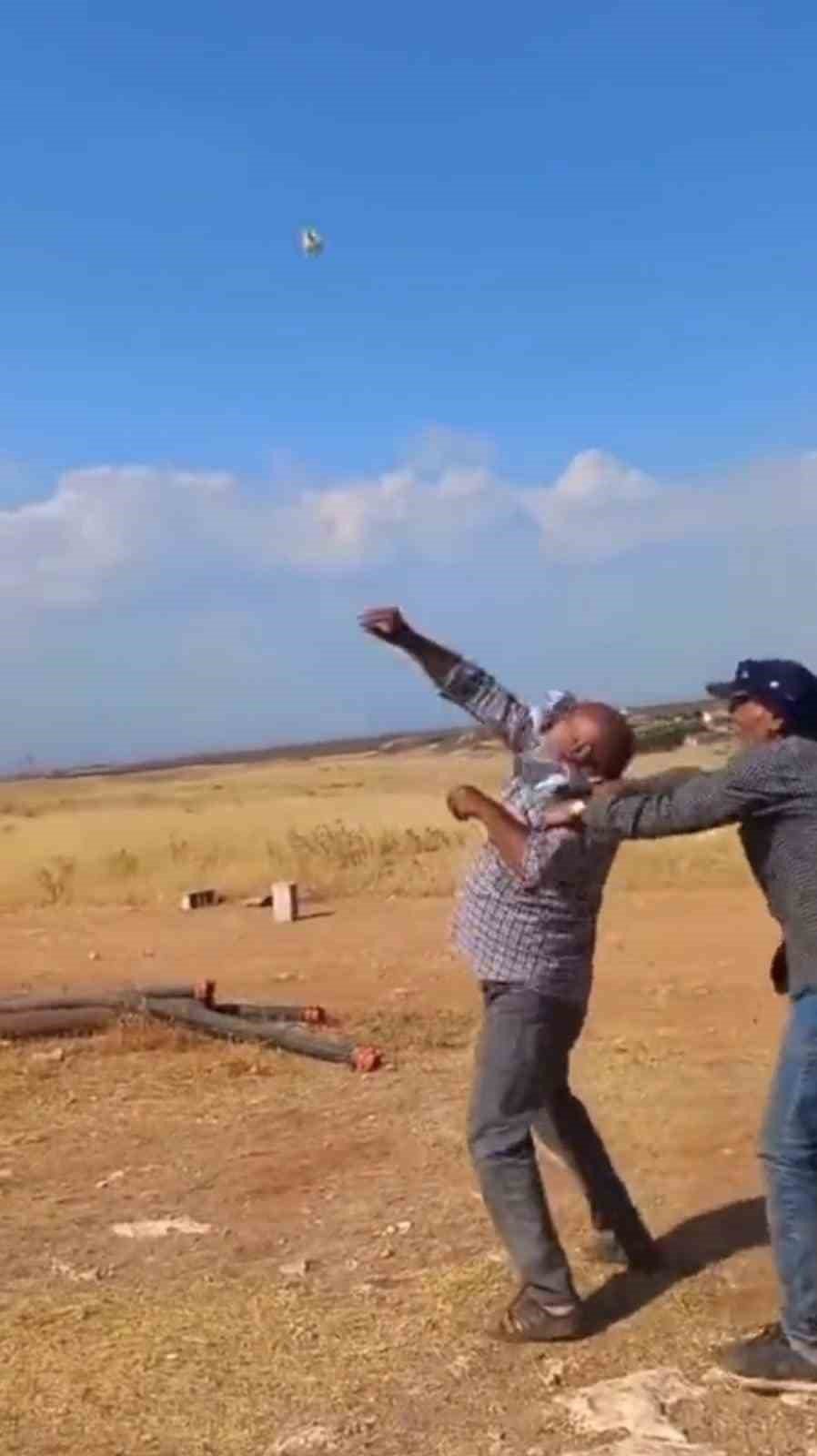 Sıcak havadan bunaldı, güneşe taşla saldırdı