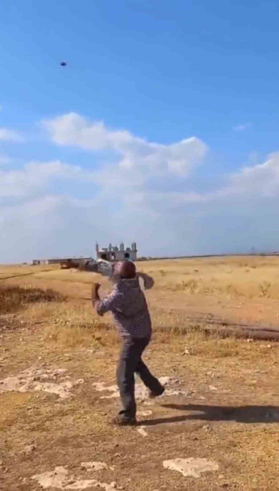 Sıcak havadan bunaldı, güneşe taşla saldırdı