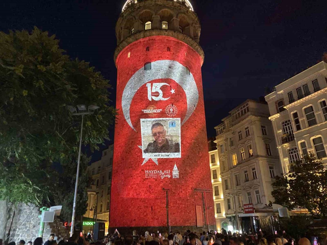 15 Temmuz şehitlerinin fotoğrafı Galata Kulesi’ne yansıtıldı