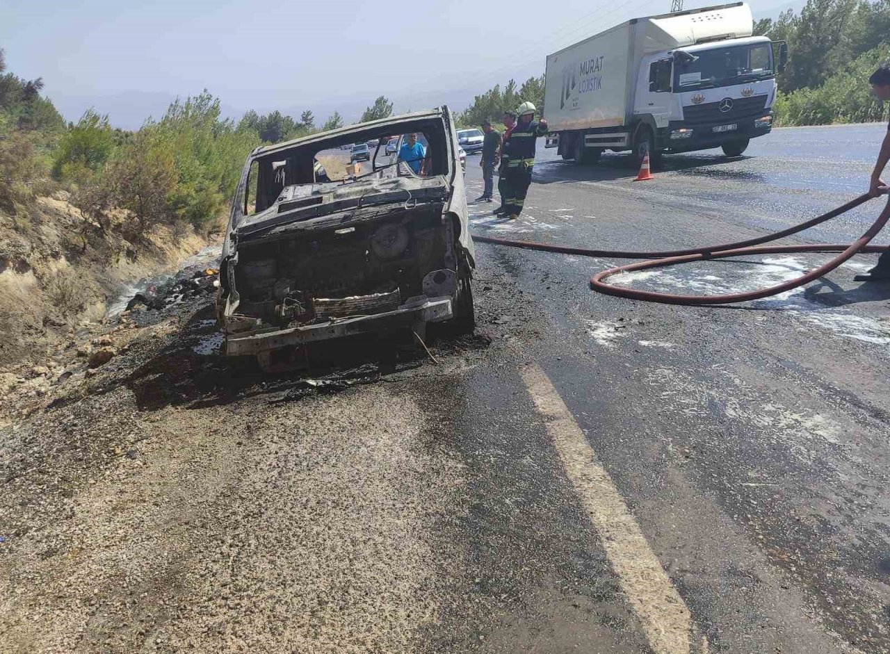 Seydikemer’de seyir halindeki minibüs alev alev yandı