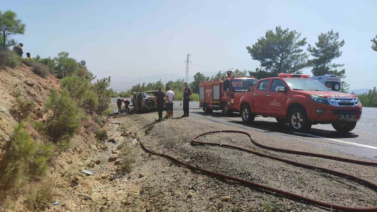 Seydikemer’de seyir halindeki minibüs alev alev yandı