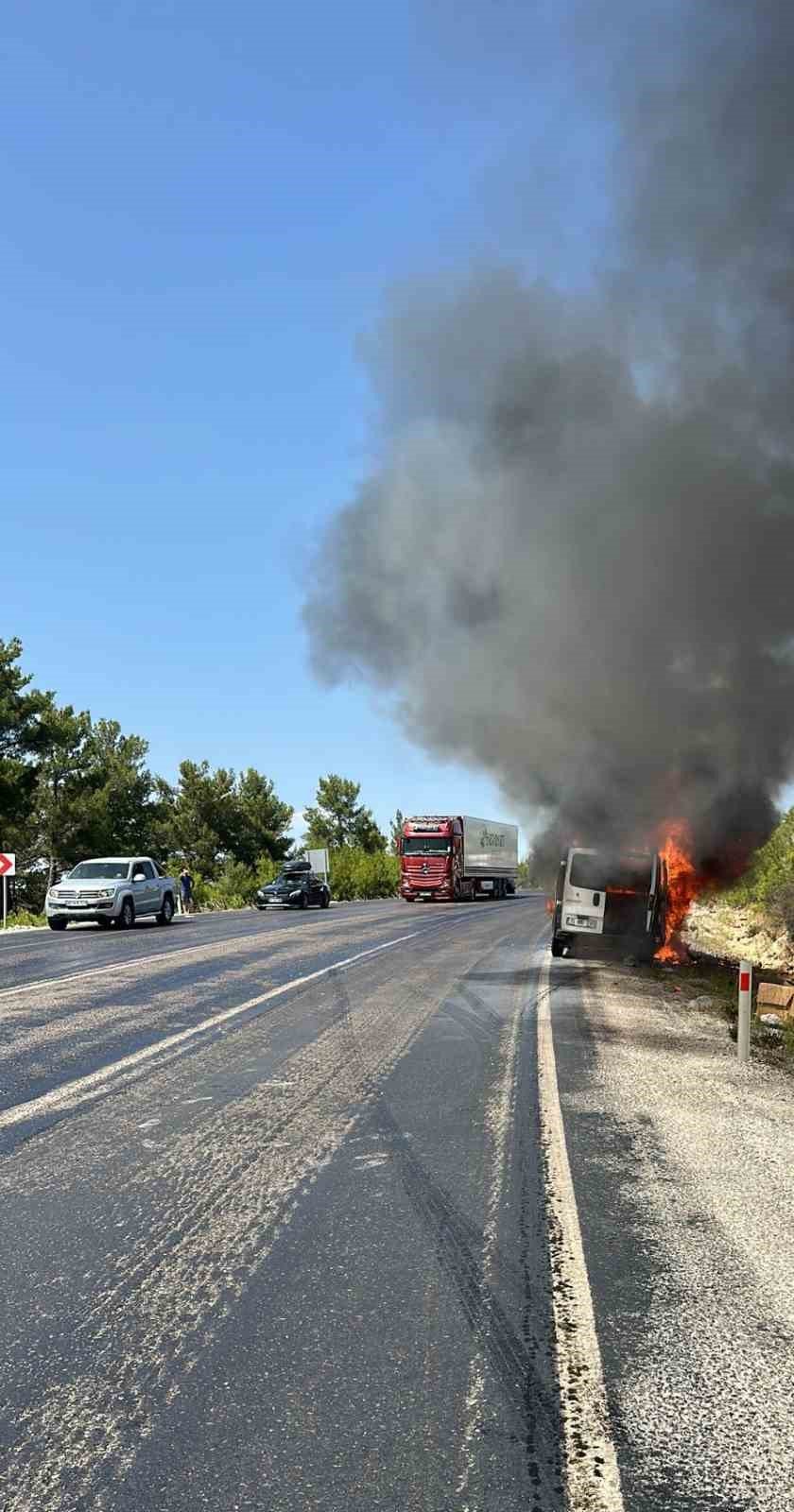 Seydikemer’de seyir halindeki minibüs alev alev yandı