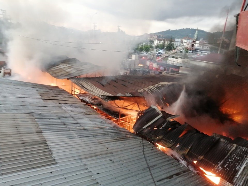 Simav’da iş yerinde çıkan yangın maddi hasara neden oldu