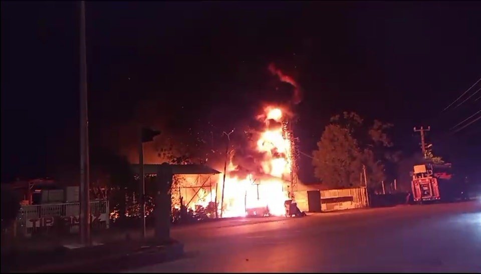 Simav’da iş yerinde çıkan yangın maddi hasara neden oldu