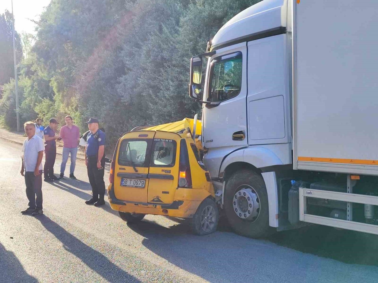 Kamyon çarptığı ticari taksiyi sürükledi: 4 ölü, 1 ağır yaralı