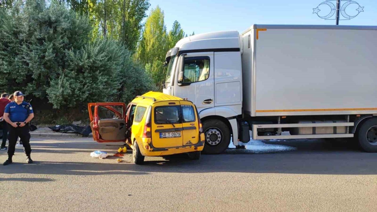 Kamyon çarptığı ticari taksiyi sürükledi: 4 ölü, 1 ağır yaralı