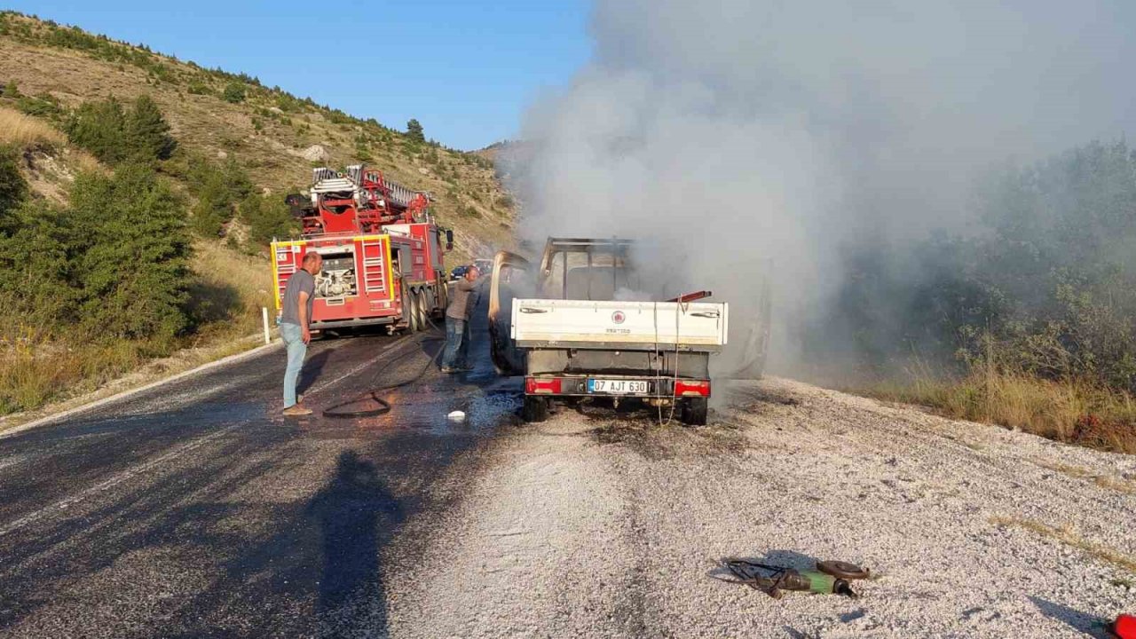 Ses sistemi alev aldı, kamyonet kullanılamaz hale geldi
