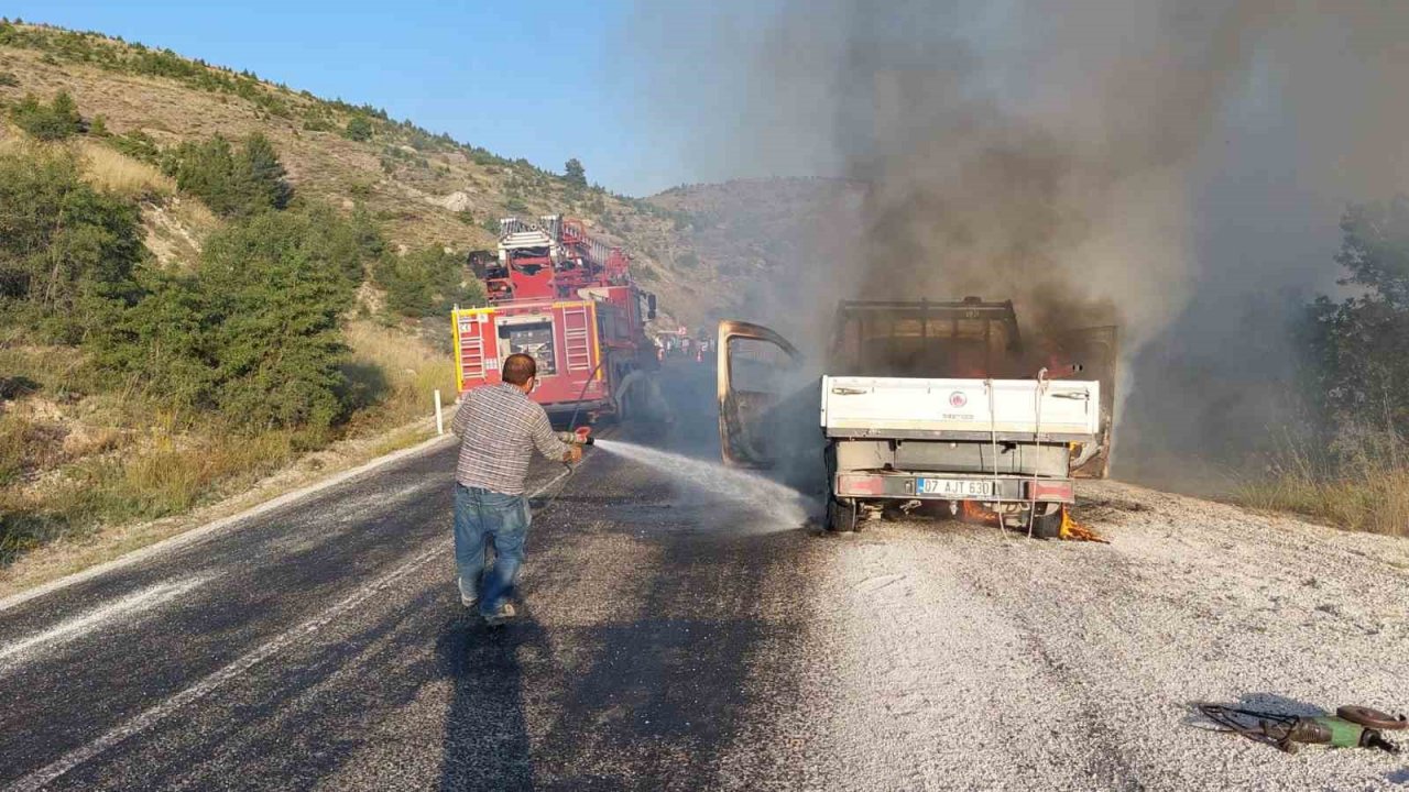 Ses sistemi alev aldı, kamyonet kullanılamaz hale geldi