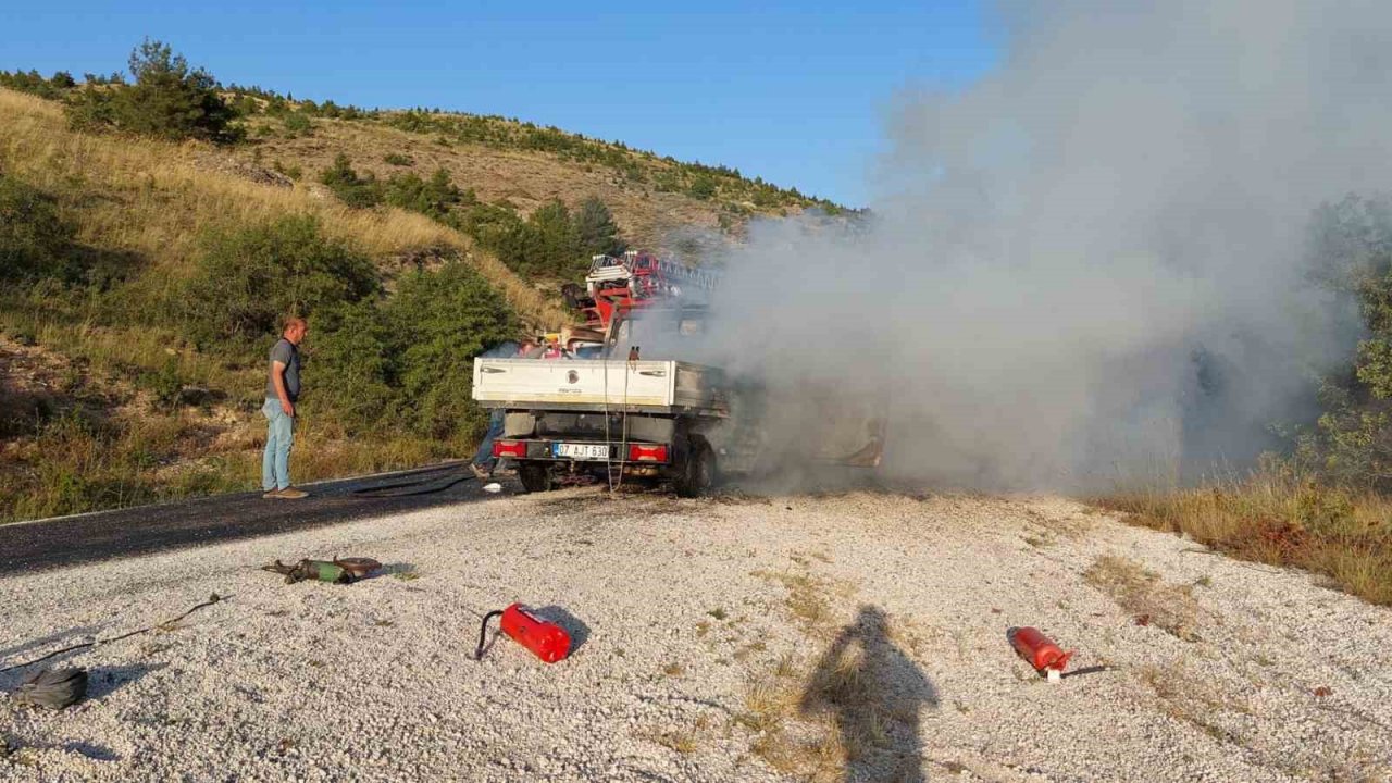 Ses sistemi alev aldı, kamyonet kullanılamaz hale geldi