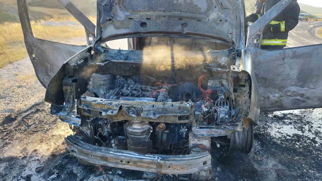 Ses sistemi alev aldı, kamyonet kullanılamaz hale geldi