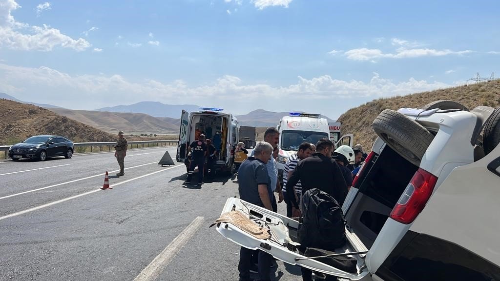 Van-Hakkari yolunda trafik kazası: 5 yaralı