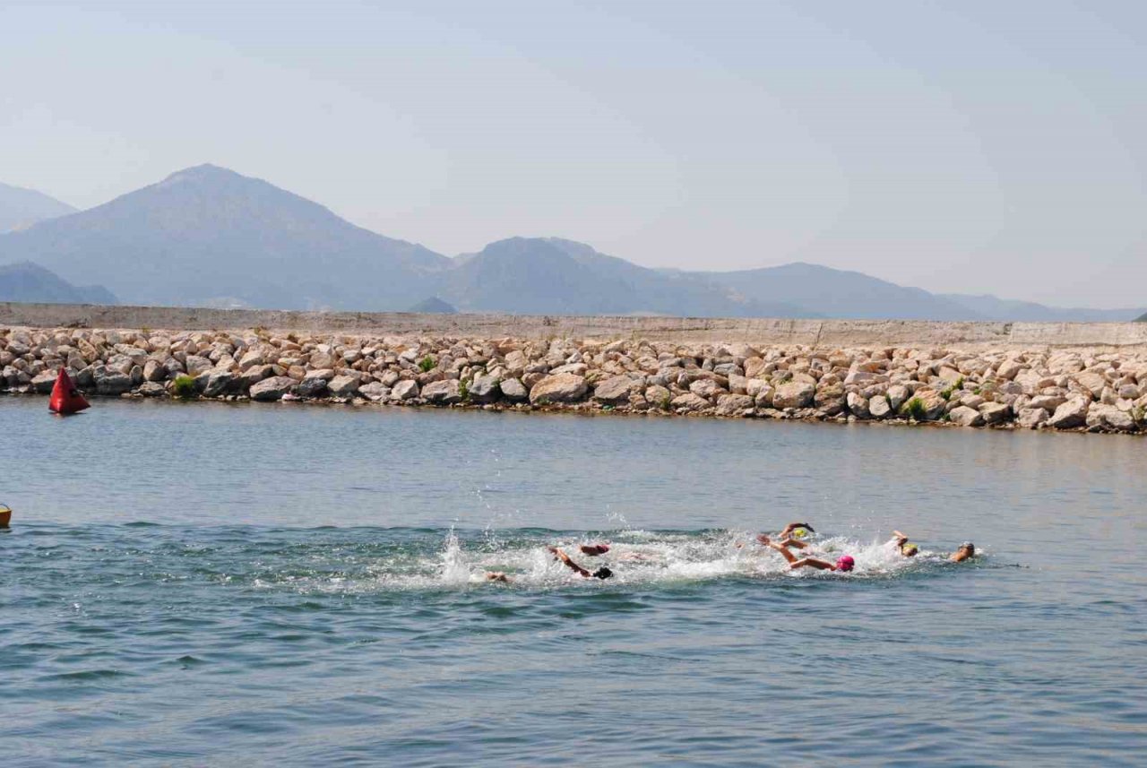 Triatlon yarışlarında bisikletten düşen kadın sporcu gözyaşlarına boğuldu