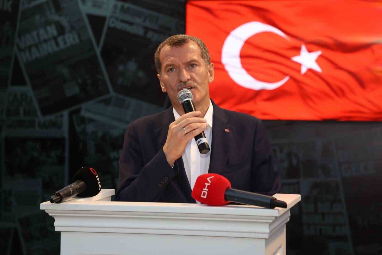 Zeytinburnu Belediye Başkanı Arısoy: “Bizlere düşen, bu hain darbe girişimini, şehitlerimizi, gazilerimizi unutmamaktır”