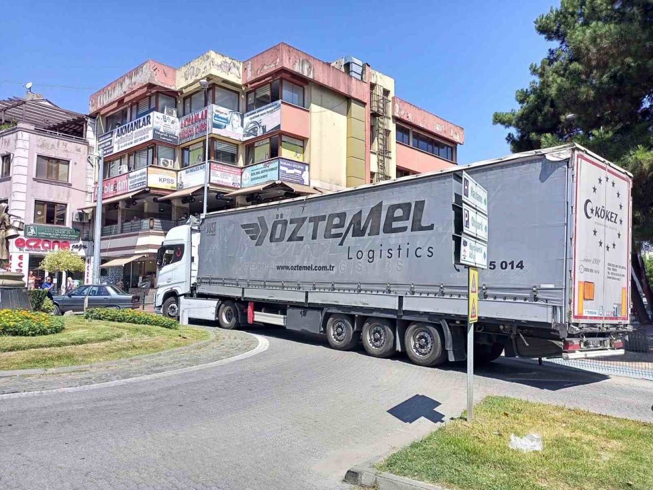 Yasak yola giren tır trafiği tıkadı