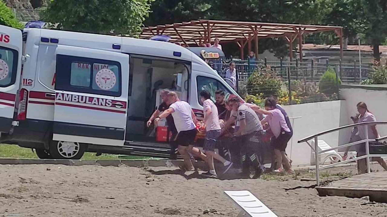 Plajda boğulma tehlikesi geçirdi