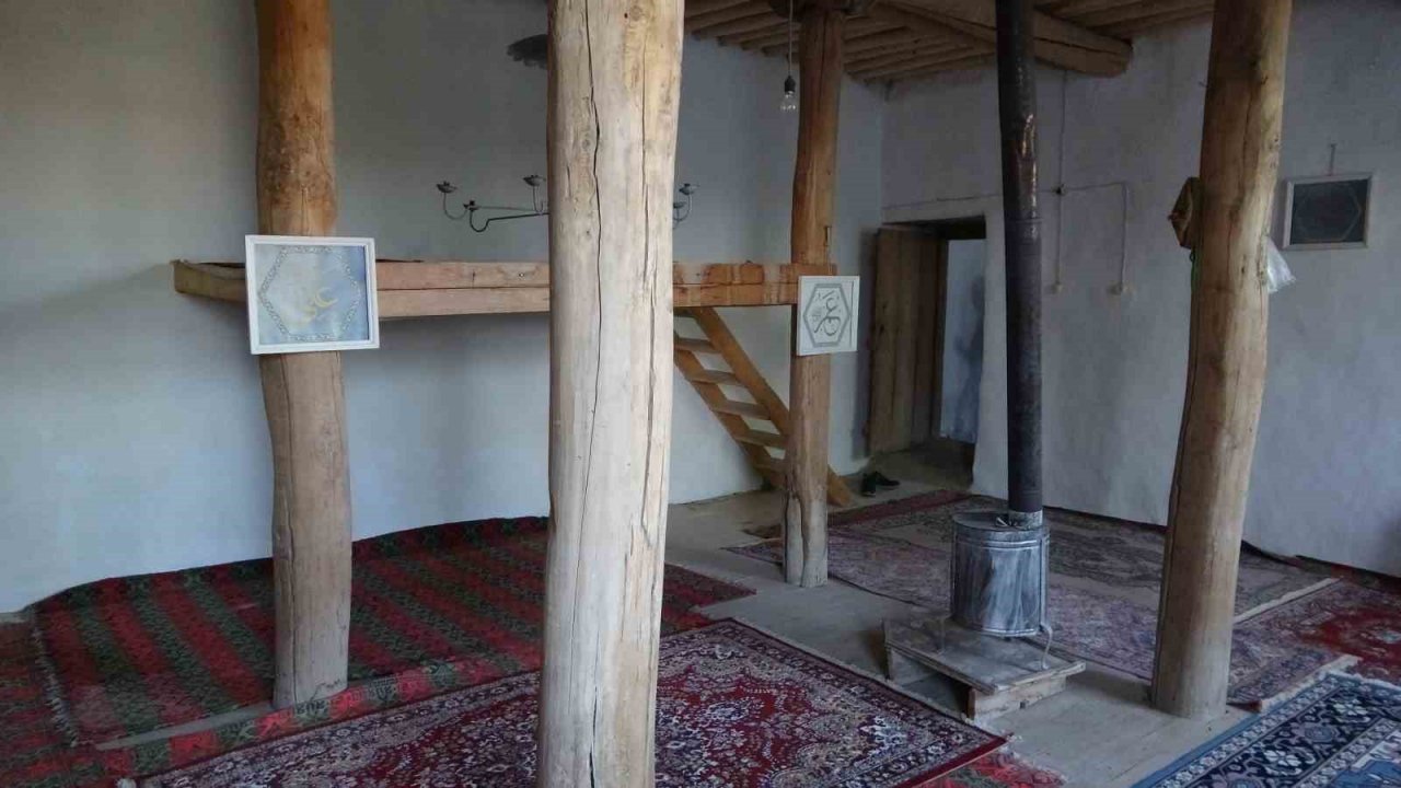 136 yıllık cami zamana direniyor