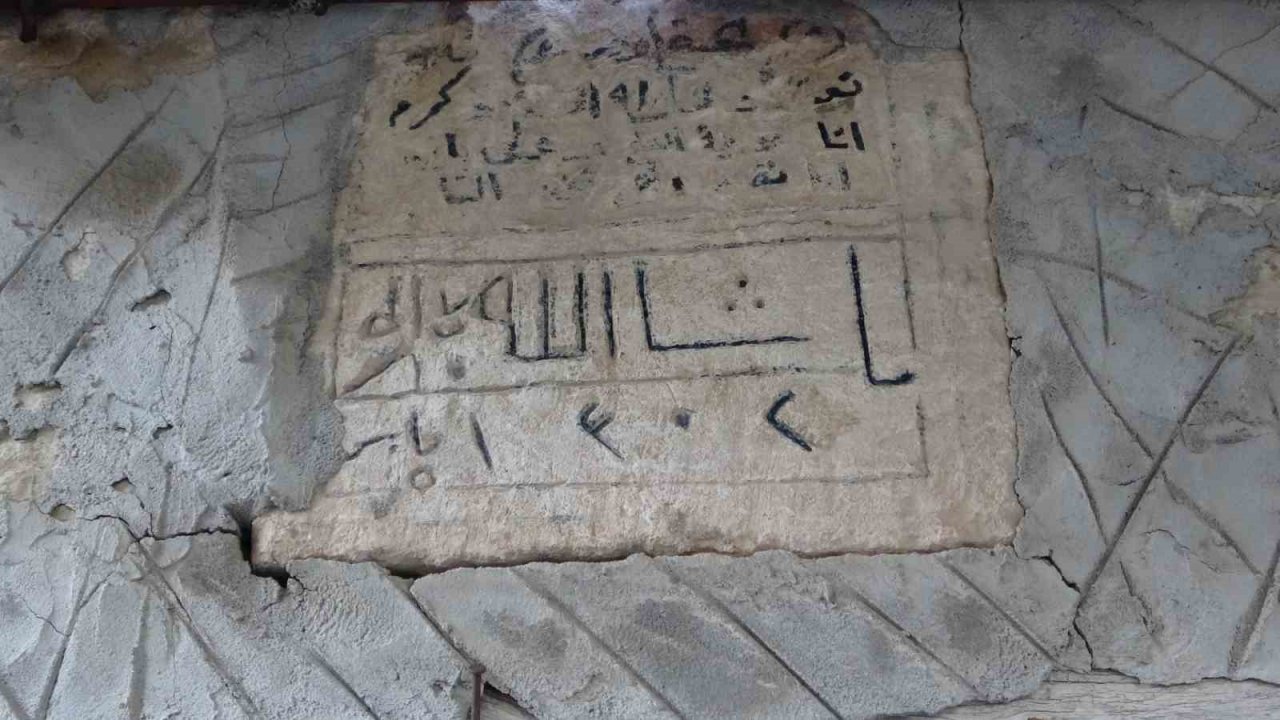 136 yıllık cami zamana direniyor