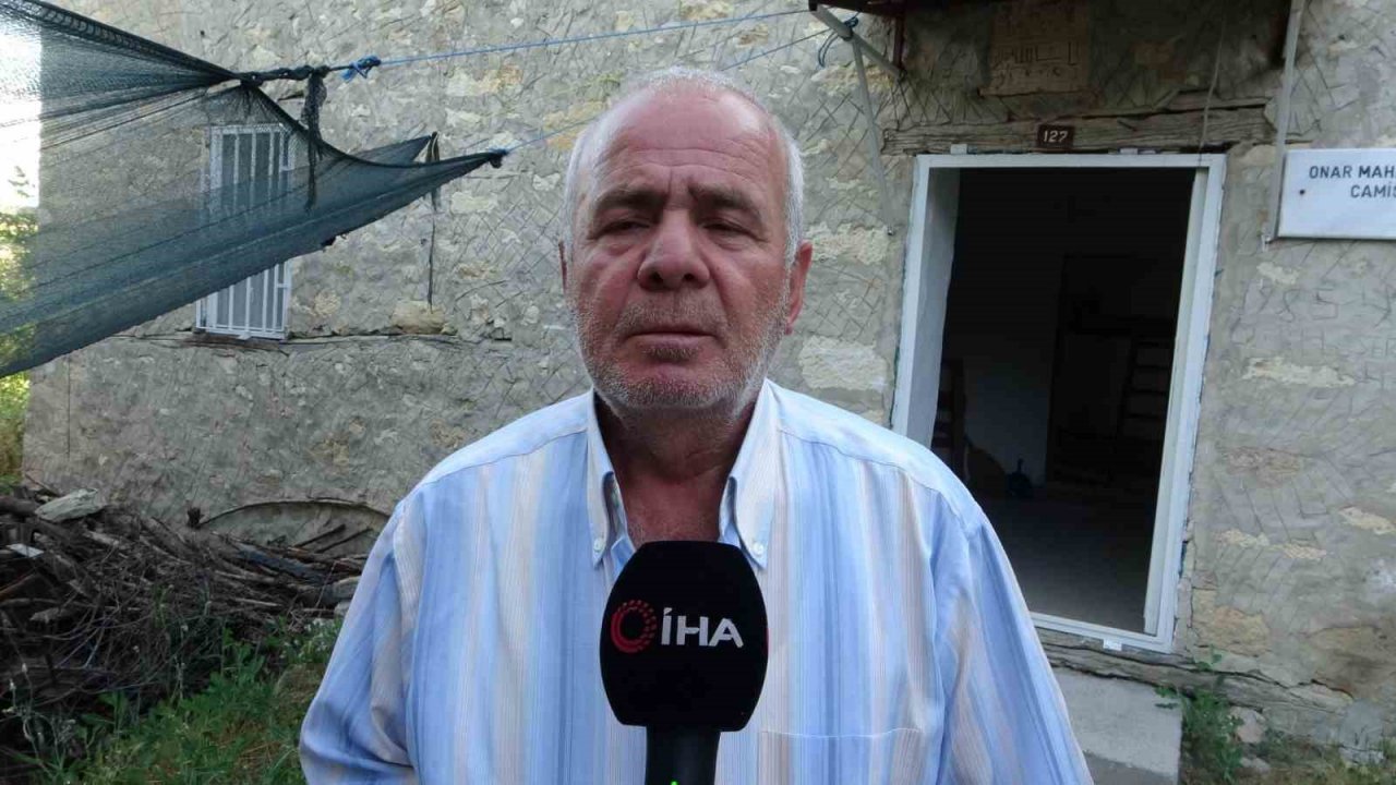 136 yıllık cami zamana direniyor