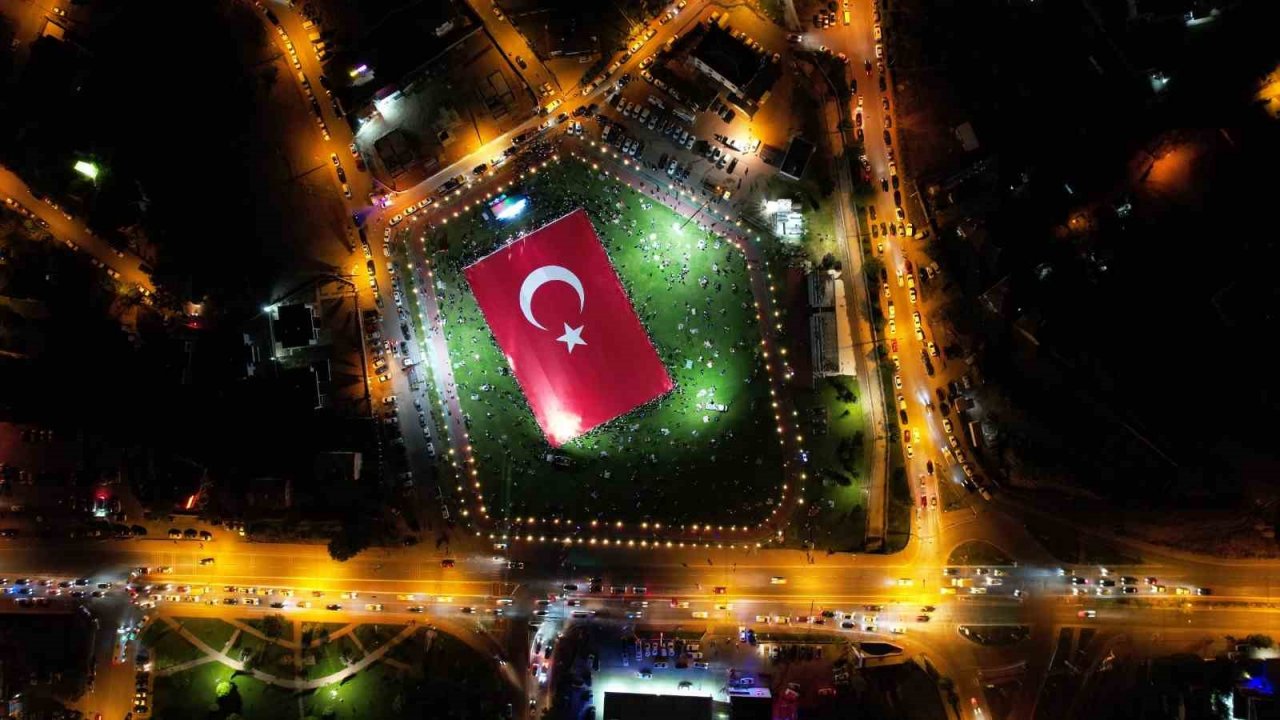 Dünyanın en büyük Türk bayrağı Kayseri’de açıldı