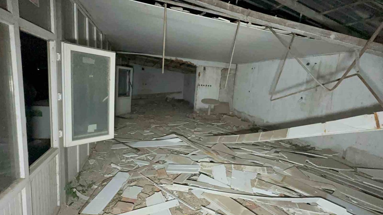 Kontrolden çıkan tır başka tıra çarpıp prefabrik yapıya daldı