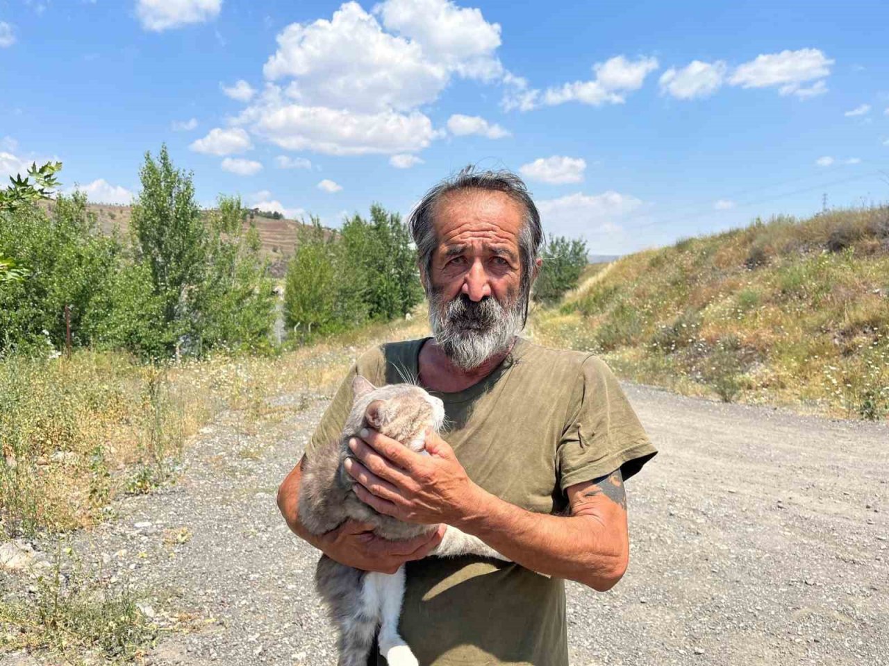 Köpeğinin yerini söyleyene 100 bin TL ödül verecek