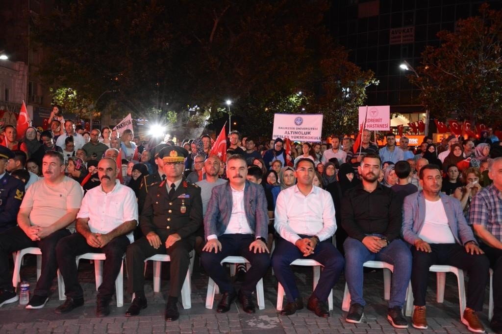 Edremit, 15 Temmuz’da Türkiye Yüzyılı’nın Kahramanları için tek yürek oldu