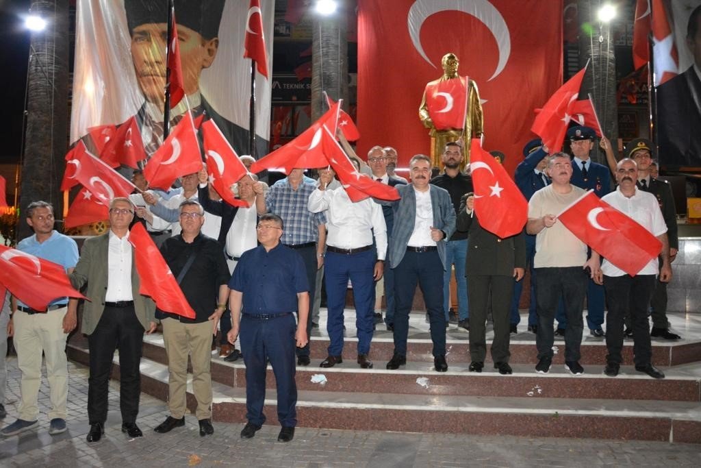Edremit, 15 Temmuz’da Türkiye Yüzyılı’nın Kahramanları için tek yürek oldu