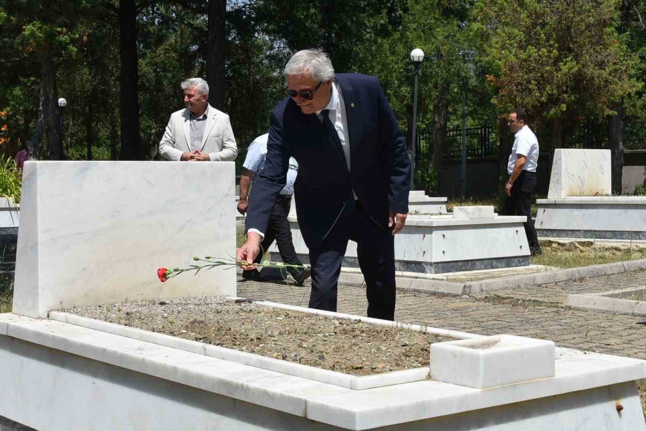 Bozüyük’te 15 Temmuz Demokrasi ve Milli Birlik Günü anma programı şehitlikte başladı