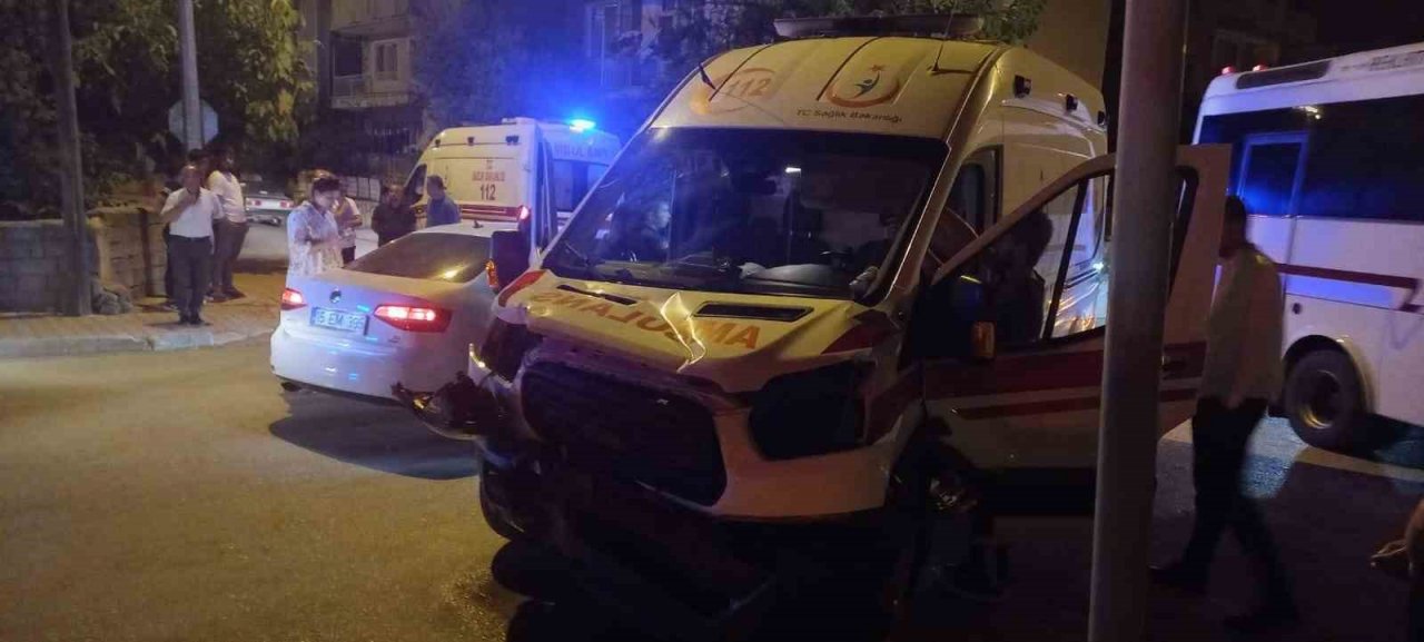 Burdur’da ambulans ile otomobil çarpıştı: 4 yaralı
