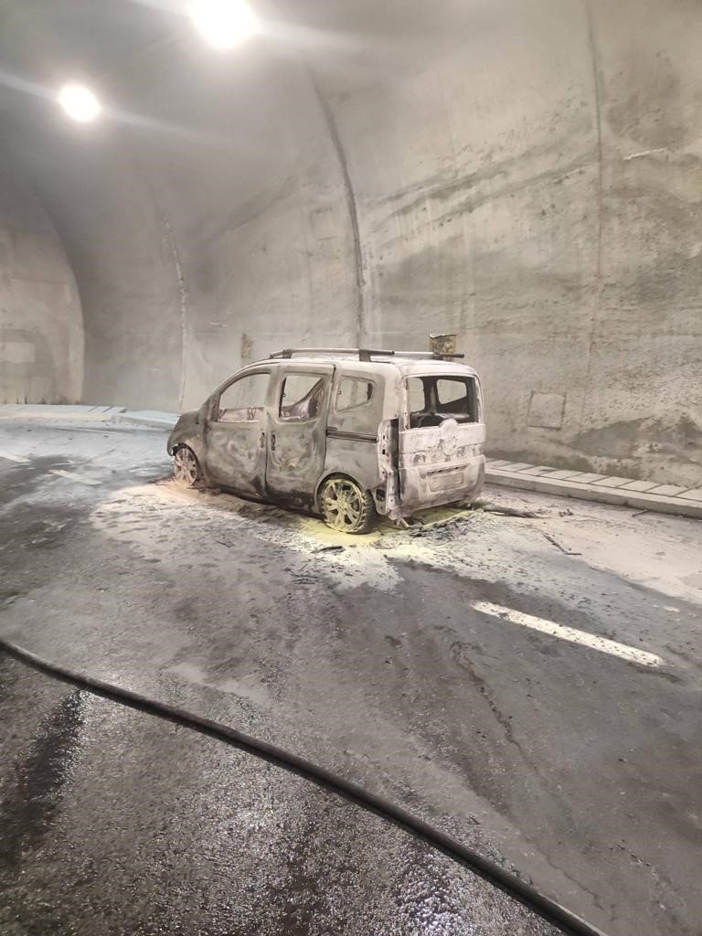 Assos-Troya tünellerinde araç yangını