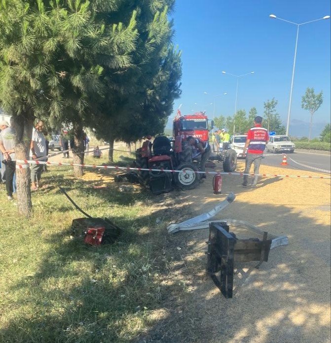 Tırla çarpışan tahıl yüklü traktör sürüklendi: 1 ölü