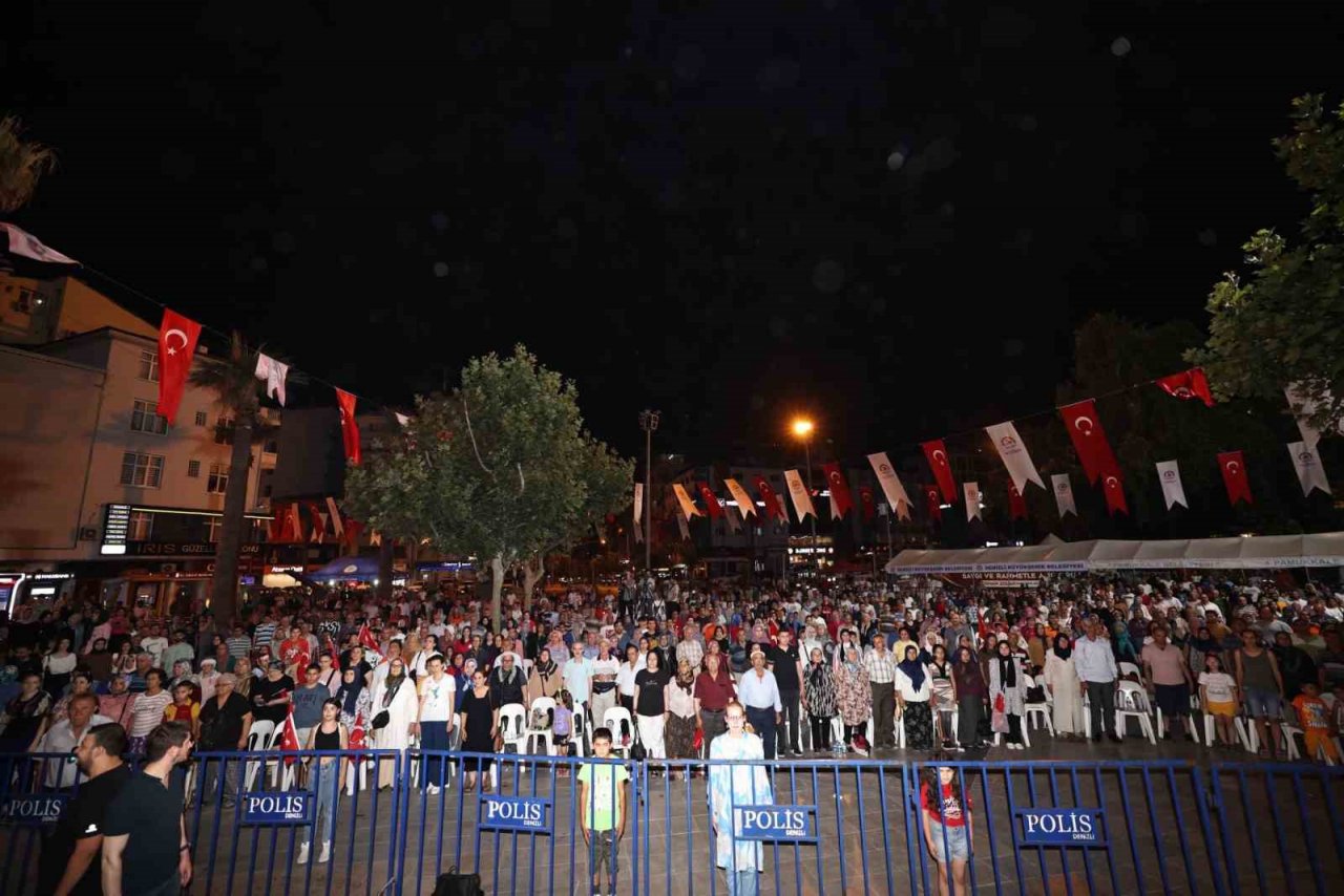 Denizlililer meydanlara akın etti