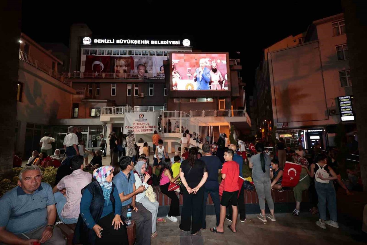 Denizlililer meydanlara akın etti