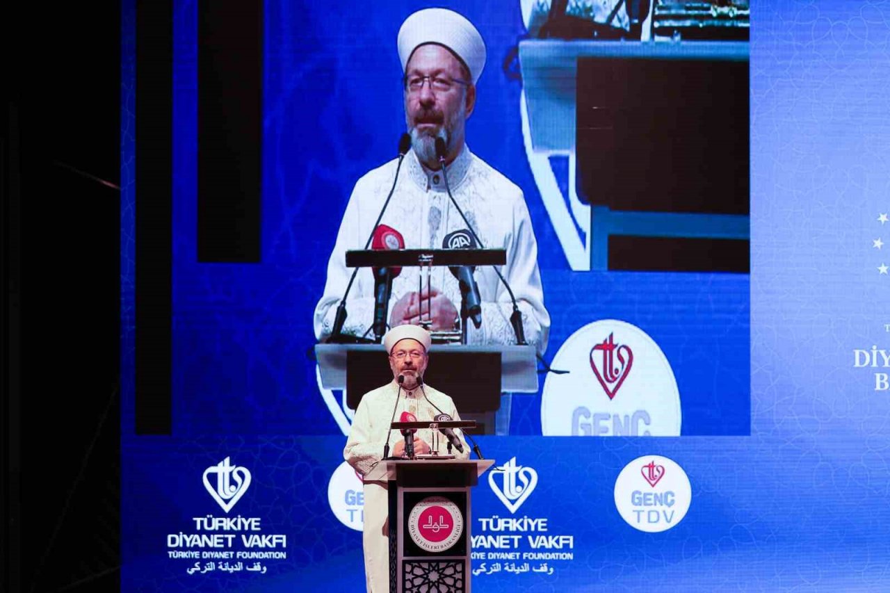 Diyanet İşleri Başkanı Erbaş: “Bizim geleceğe yönelik yatırımımız istikbalimizi ahlaklı gençlere emanet etmemizdir”